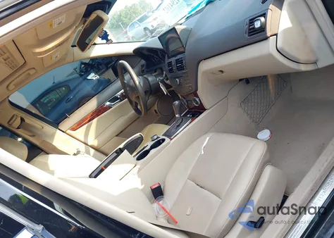 2010 Mercedes-Benz C 300 z USA, uszkodzony, nr VIN WDDGF5EB1AR119649